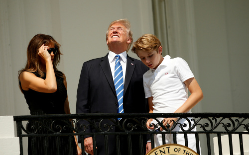 Trump sa pozrel priamo do Slnka bez okuliarov. 