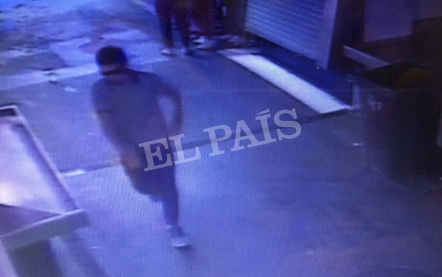 Útočník sa zamiešal sa do davu v slávnom trhovisku La Boqueria, tam ho zachytili kamery.