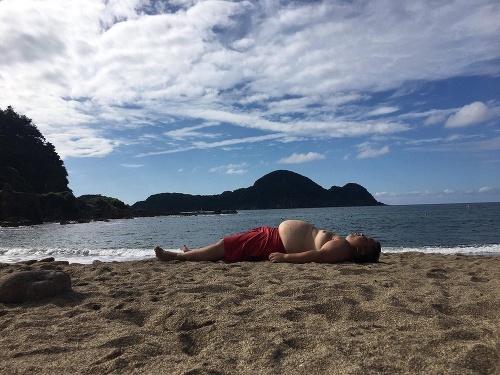 Muž zaspal na pláži netušiac, že ho niekto fotí.