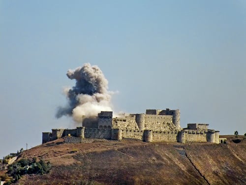 Pod paľbou: V r. 2013 sa časť hradu zničila pri bojoch s Islamským štátom, ktorý ho mal dva roky v rukách.