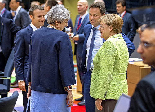 Európski lídri: Merkelová a Macron udávajú tón. Mayová rokuje o vystúpení Británie.