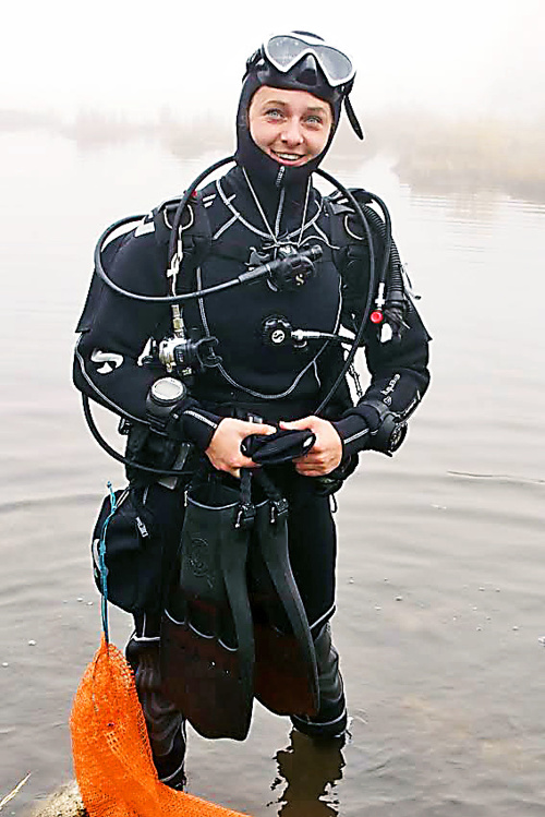 Výlovu sa zúčastnila aj potápačka Veronika Gerbelová (31).