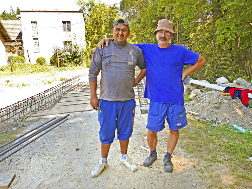 Výborne si rozumejú aj Tomáš Hamburg (29, vľavo) s Petrom Semanom (46), ktorí opravujú obecný most.