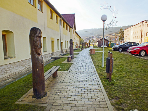 Centrum dediny je vyzdobené skulptúrami.