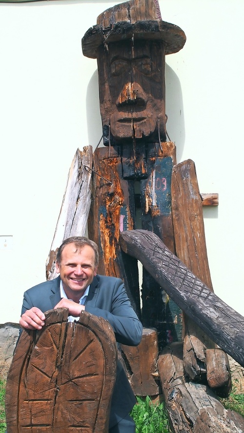 Starosta Vladimír Ledecký so sochou dreveného Hrhovčana.