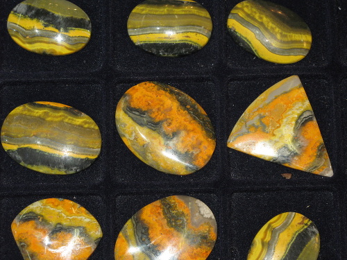 Hitom Pezinského Permoníka bol čmeliakový jaspis - vzácny kameň z Indonézie. 