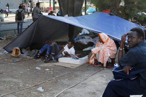 Na severe Paríža evakuovali z ulíc takmer 2800 migrantov.