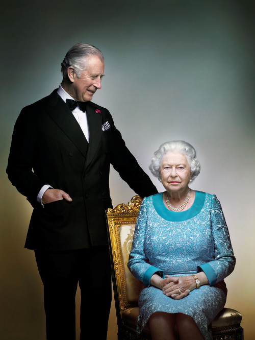Na oficiálnom portréte je kráľovná spolu so synom.