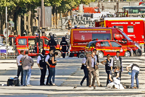 Vodič ozbrojený pištoľami a výbušninami vrazil do policajného auta na Champs-Élysées v Paríži vo Francúzsku.