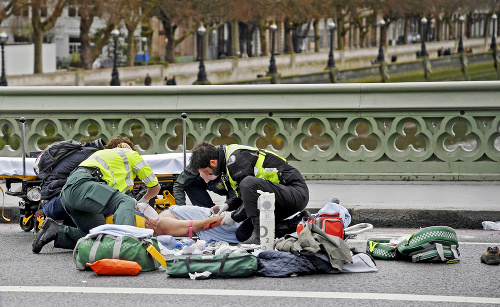 Khalid Masood najprv narazil do ľudí na chodníku na Westminsterskom moste.