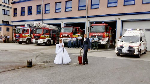 Mladomanželia Dávid a Eva na hasičskej stanici hasili prvý manželský oheň.