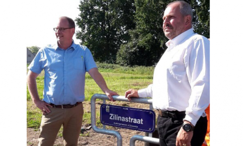 Primátor Žiliny Igor Choma (vpravp) a primátor Essenu pri odhalení názvu ulice Zilinastraat.