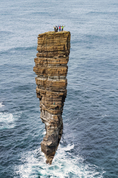 Bralo je súčasťou skalného  pobrežia v blízkosti Škótska.
