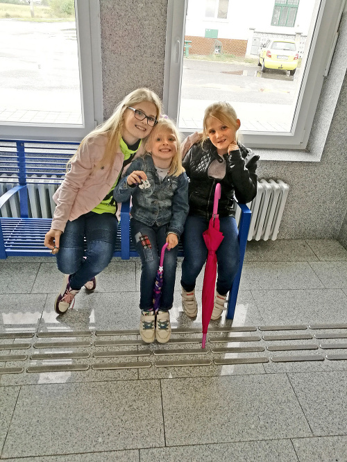 Siphinka (11) so svojimi mladšími sestričkami Veronikou (6) a Nicolkou chodia spoločne na výlety.