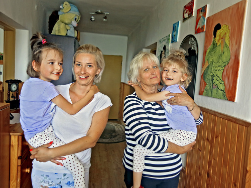 Martine (35) s dvojičkami  pomáha starká Ružena (59).