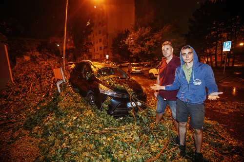 V Bratislave zničil orkán auto tesne pred dovolenkou.