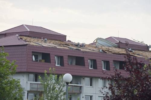 Poškodená strecha na domove dôchodcov v bratislavskej Rači.