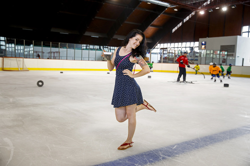 Veronika (24) sa z horúcih ulíc Bratislavy išla schladiť na klzisko „Pred silným slniečkom a horúčavou som sa prišla schladiť na hokejový tréning.“