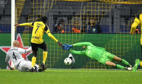 Hráč Borussie Ousmane Dembele (v strede) strieľa štvrtý gól Dortmundu 