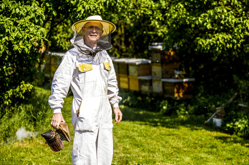 Otec Dušan Grgula sa s láskou stará o viac ako 100 úľov.