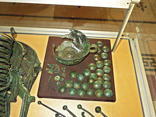 Zádielsky poklad pozostáva z tritisícročných šperkov, zbraní a šálky.