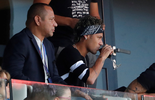 Neymar si užíva zápas s pohárom vínka v ruke.
