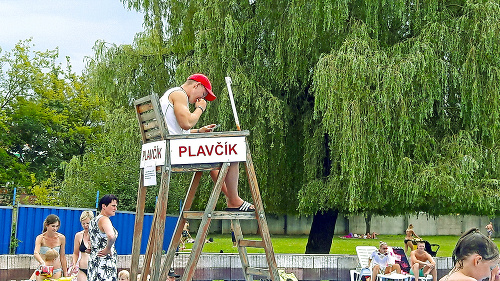 Nevenoval sa práci: Počas služby sa zabával s telefónom a desiatoval.