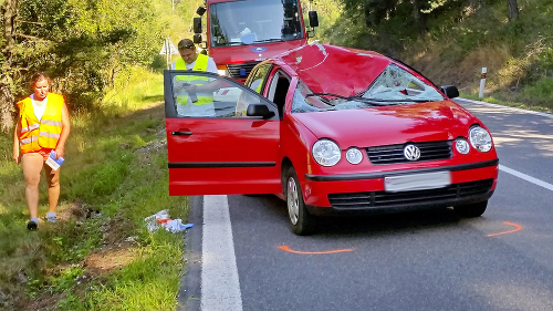 Posádku Volkswagenu museli odviezť do nemocnice.