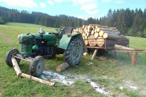 Po týmto traktorom pri zvážaní dreva prišiel na Kysuciach v sobotu o život Jozef († 61). 