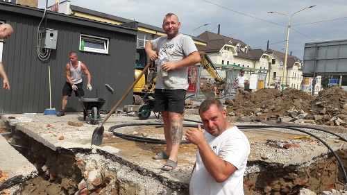Robotníci na severe Slovenska sa počas horúčav ochladzujú aspoň vodou.