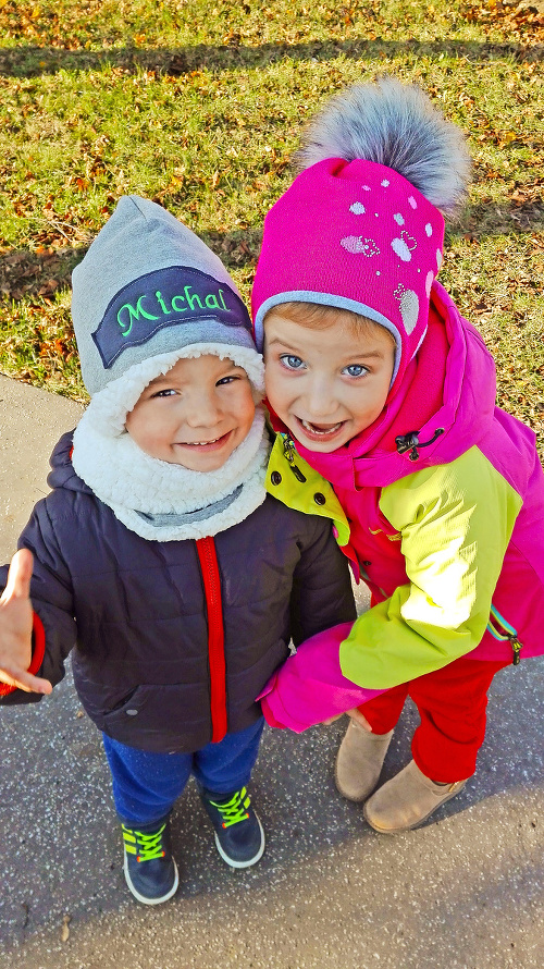 Miško so svojou sestričkou Saškou (5), ktorá ho nadovšetko ľúbi.