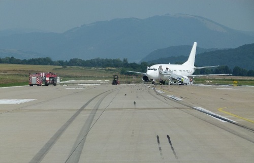 Dopravné lietadlo Boeing 737 malo problémy s podvozkom. 