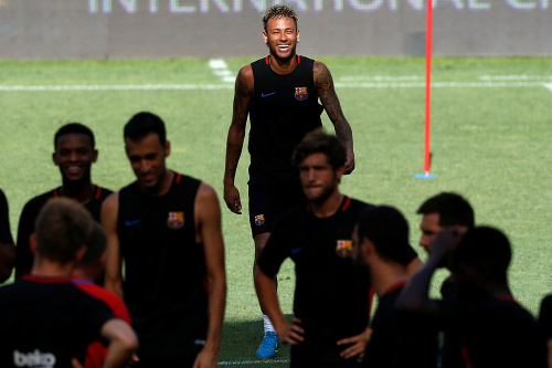 Neymar (v pozadí) sa už so spoluhráčmi Barcelony rozlúčil.