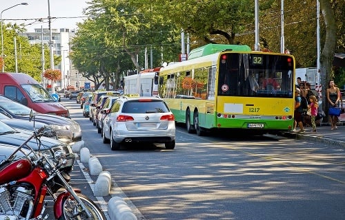 Desiatky taxikárov blokovali v meste dopravu.