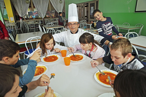 V školskej jedálni: Malí stravníci svojho šéfkuchára zbožňujú.