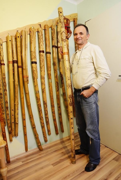 Milan Lakatoš (59) a jeho vlastnoručne vyrobené fujary, na ktorých aj sám zahrá.