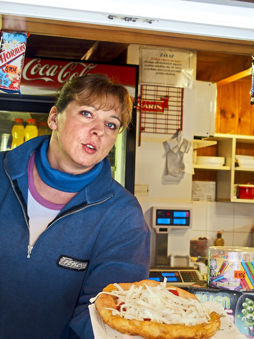 Renáta (40) hovorí, že si v bufete Kanafa zákazníci najčastejšie vyberú langoš, kapustnicu a vyprážaný syr.