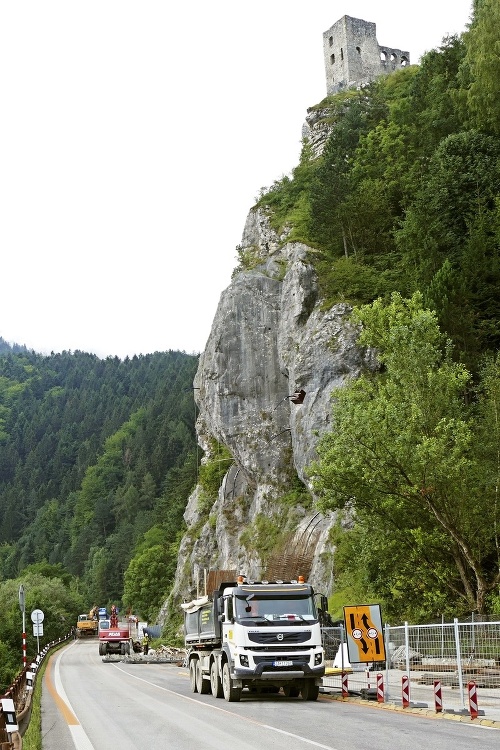 Rýchlosť pod hradom Strečno bola znížená na 30 km/ odvolania.