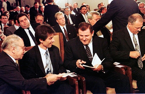 Takto mocní podpisovali Ústavu pred 20 rokmi (zľava): Augustín Marián Húska, Peter Weiss a Vladimír Mečiar.