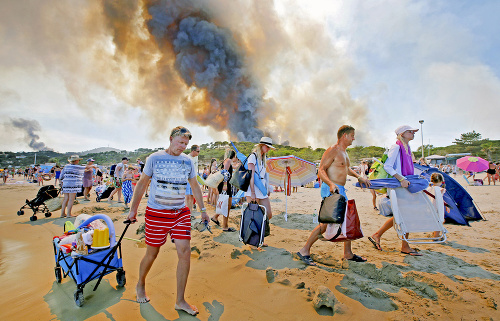 Turisti vo francúzskom Bormes utekali pred ohňom.