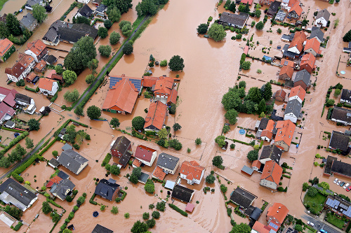 Voda zaplavila celé ulice v nemeckom meste Rhüden.