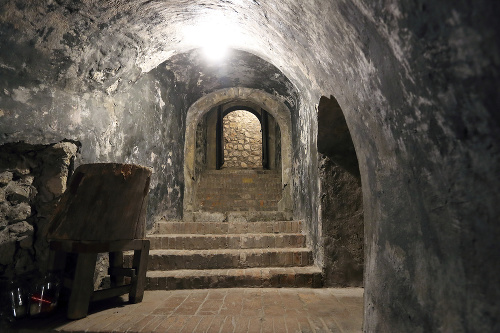 Tajomný podzemný priestor pod hradom otvorili iba nedávno.