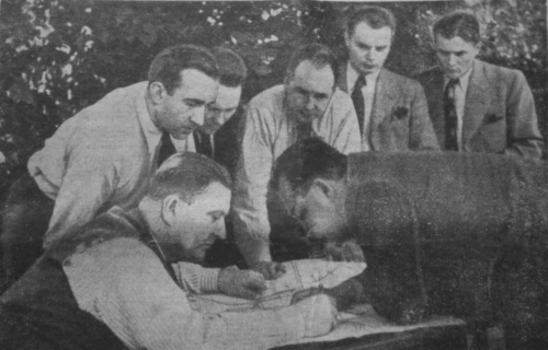 Nad plánmi: František Fackenberg sklonený nad stolom (vpravo) s Jánom Antoninom Baťom. 