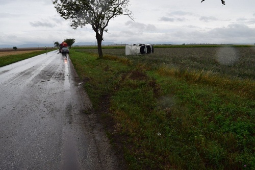 Podľad na miesto nehody minibusu.