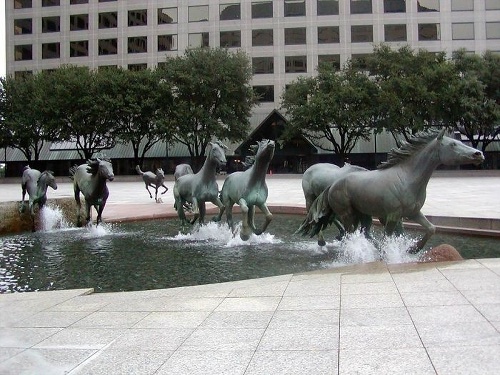 Bežiace kone od sochára Roberta Glena utekajú v meste Irving v americkom štáte Texas.