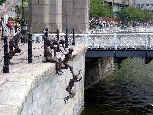 Riečni ľudia sochára Chong Fah Cheong-a sa vrhajú do vody v Singapore. 