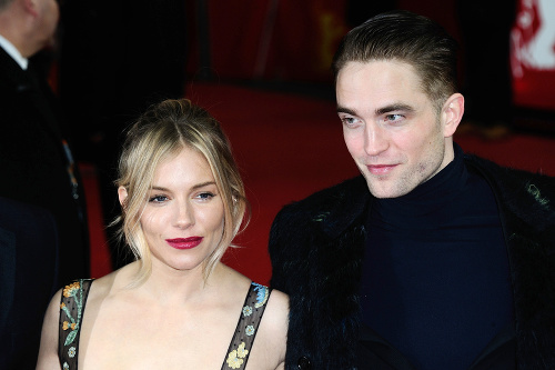 Sienna Miller a Rob Pattinson na premiére filmu Stratené mesto Z.