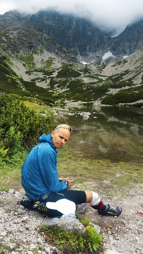 Trasu musel pre zranené koleno ukončiť na Skalnatom plese. Trasu musel pre zranené koleno ukončiť na Skalnatom plese.