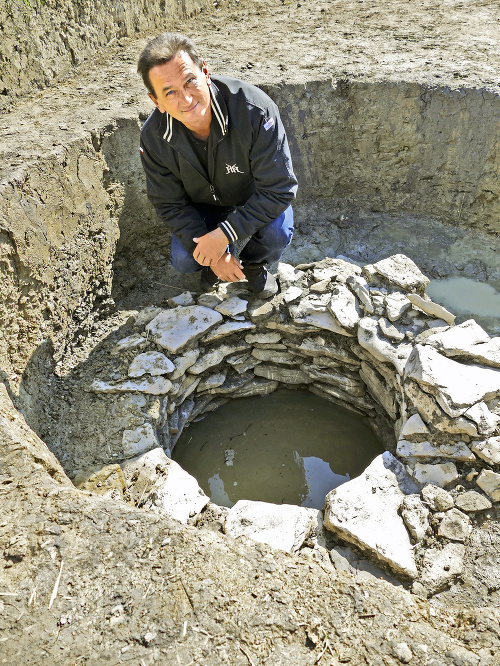 Michal Pavela pri studni, do ktorej mali hodiť šoldovského kňaza a dva zvony. 
