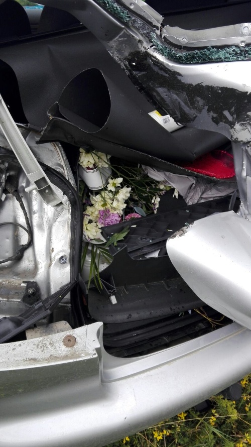 V osobnom aute, ktoré sa zrazilo s vlakom, bola pohrebná kytica. 